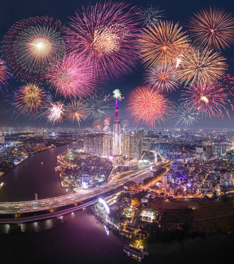 Pháo hoa bên sông Sài Gòn